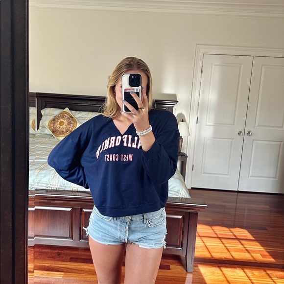 Tops - California sweatshirt with V cut out